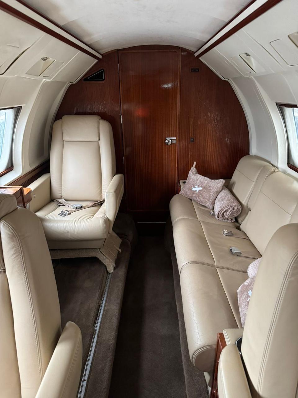 Hawker 700 1