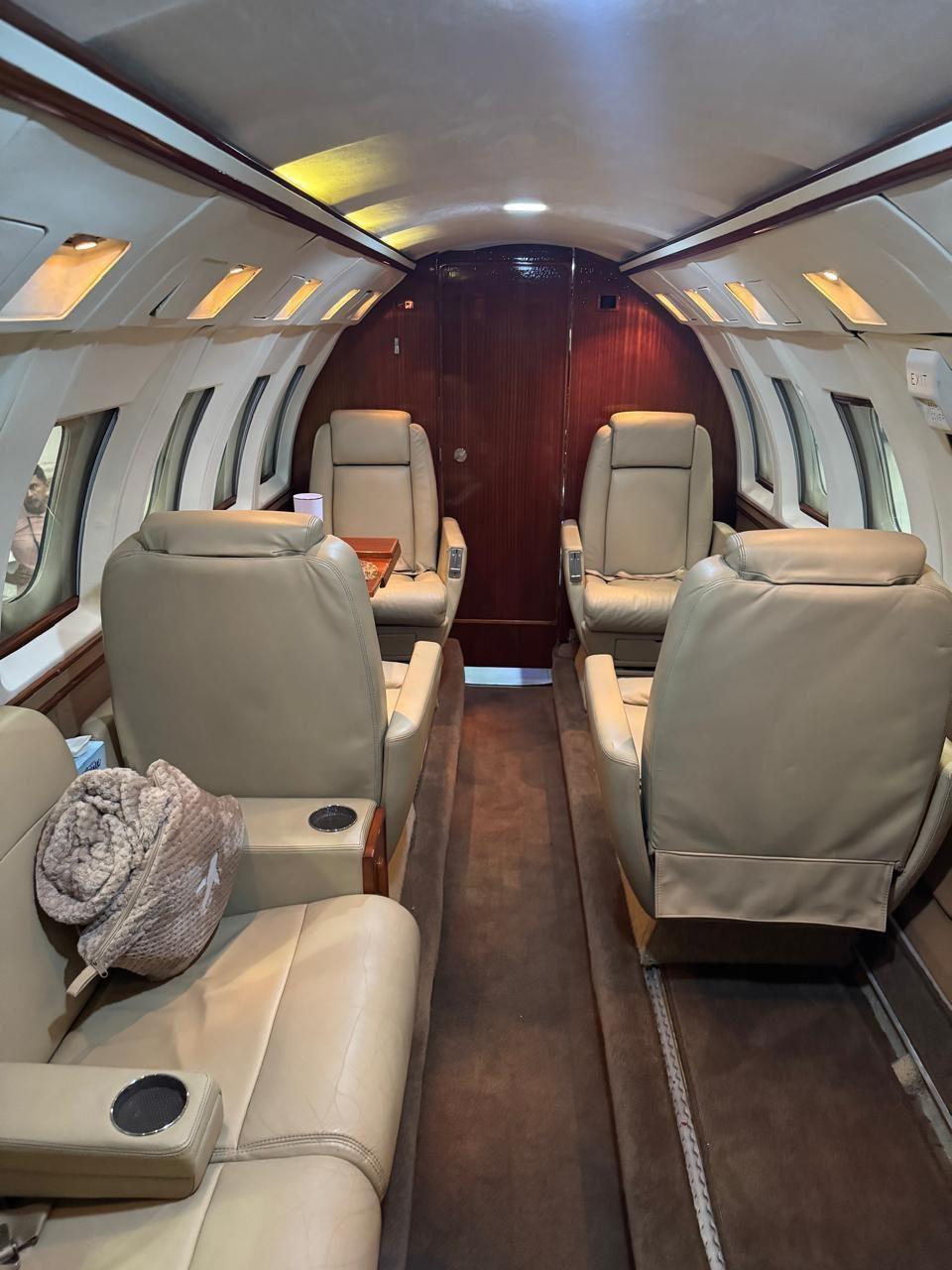 Hawker 700 2